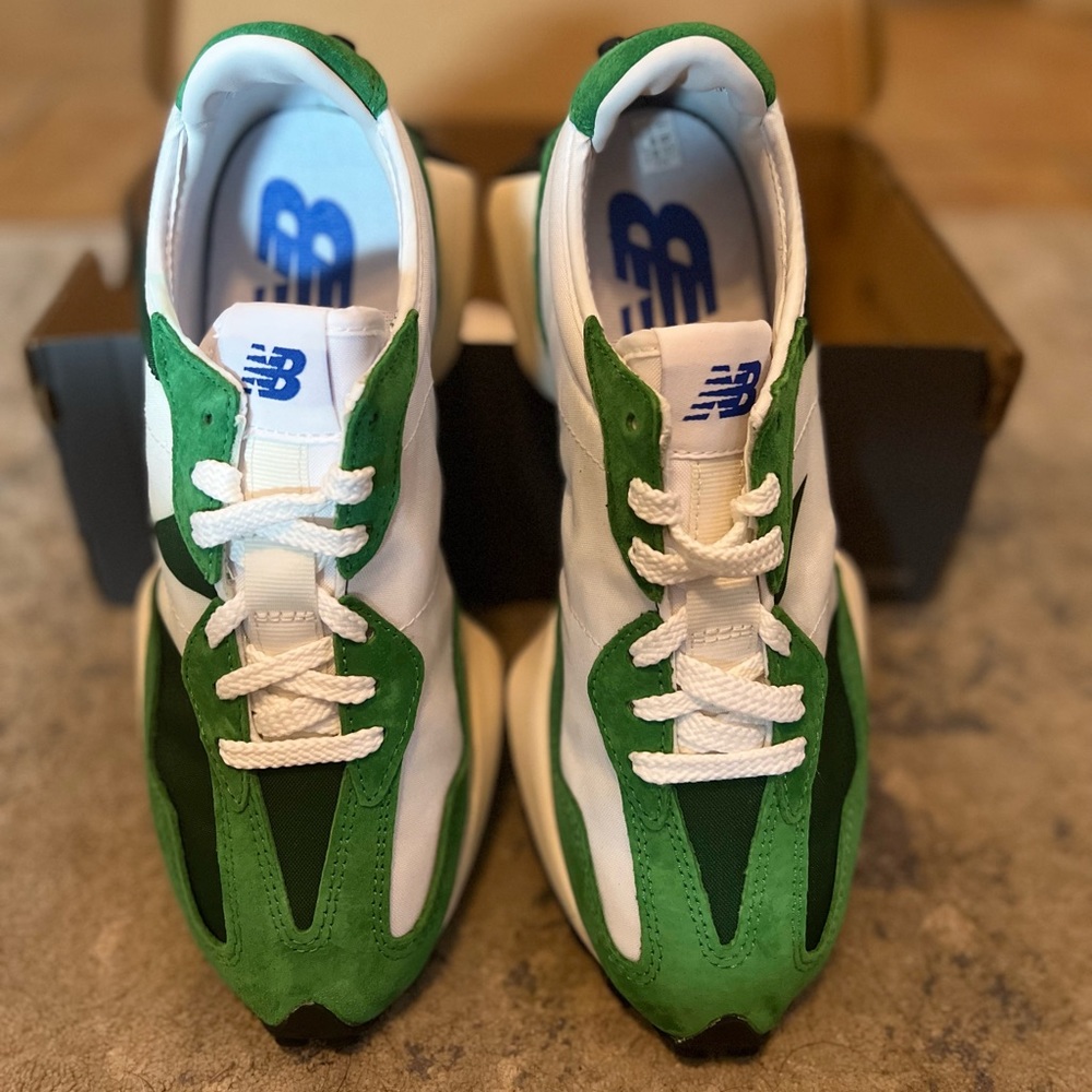 Brand New with Box New Balance 327 in size 8.5 women (6.5 men) 39.5 EUR